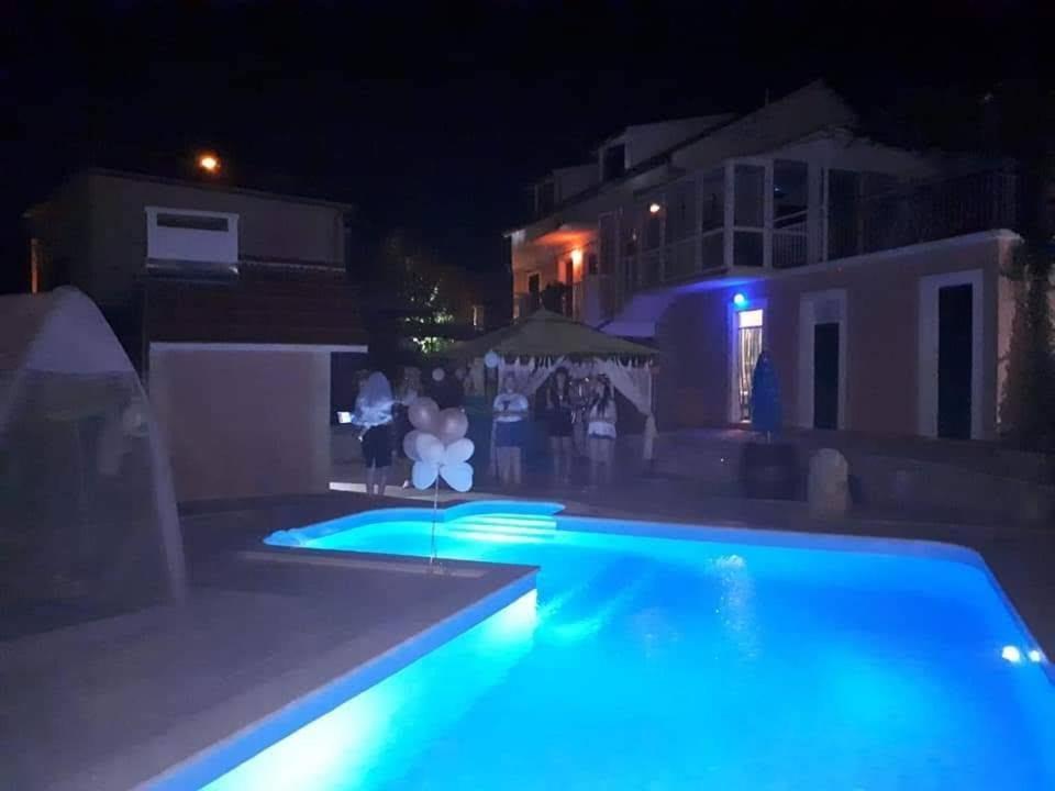 Holiday Home Perunika Zezevica Kamer foto