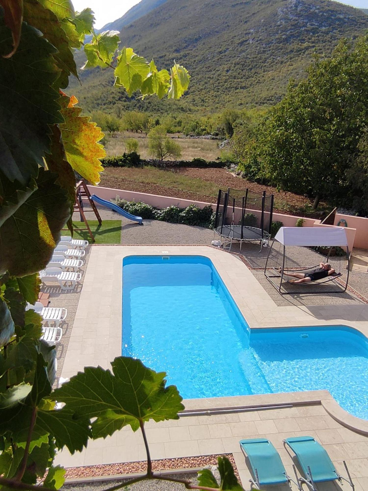 Holiday Home Perunika Zezevica Buitenkant foto