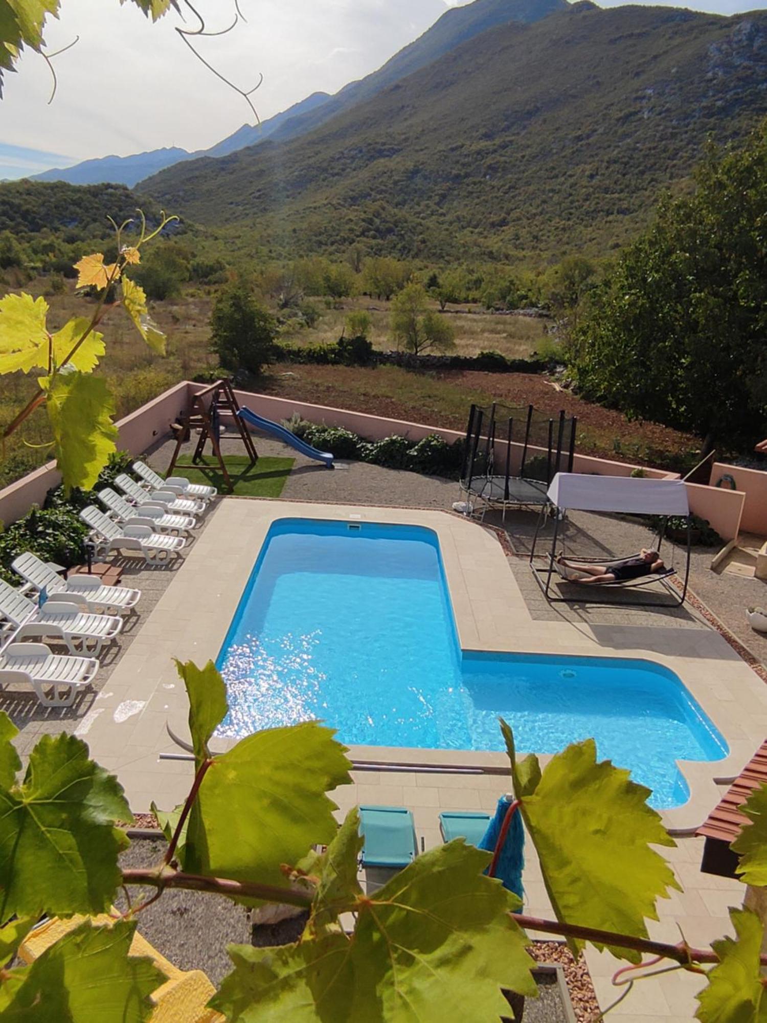 Holiday Home Perunika Zezevica Buitenkant foto