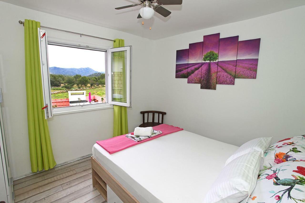 Holiday Home Perunika Zezevica Buitenkant foto